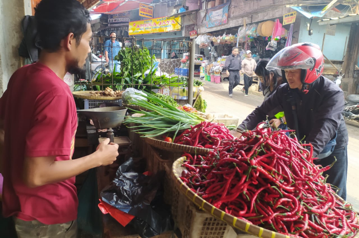 Harga kebutuhan bahan pokok di Pasar Cisarua Kabupaten Bogor mengalami kenaikan jelang Ramadhan 2025.