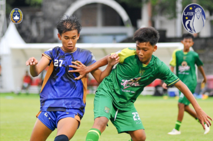 Persebaya Surabaya U-13 berhadapan dengan Persib Bandung U-13 dalam final Piala Soeratin U-13.