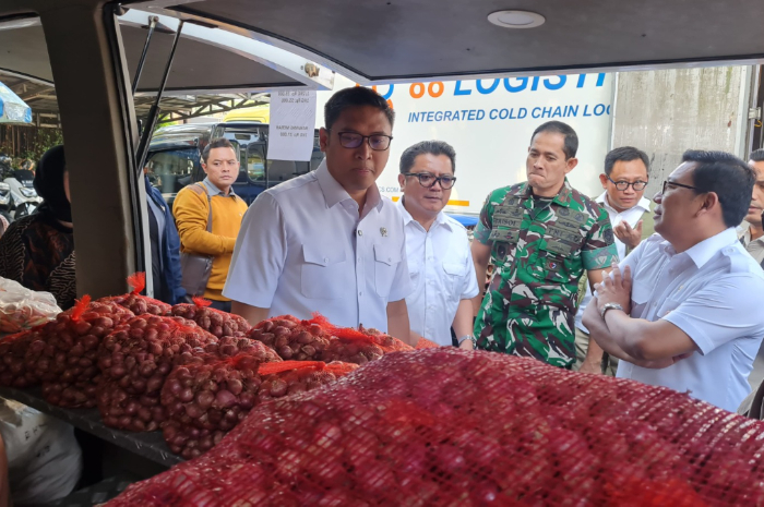Wakil Menteri Pertanian (Wamentan) Sudaryono meninjau lokasi Gerai Pasar Pangan Murah di Kota Bogor Kamis (27/2/2025).