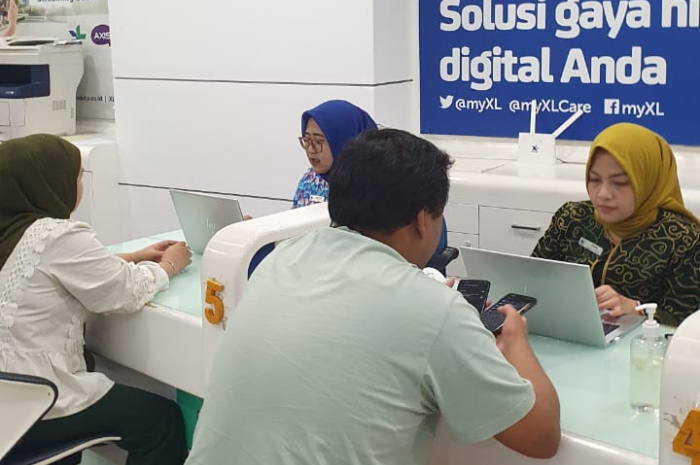 Pelanggan&nbsp;saat mendapat layanan di XL Center, Jalan Sudirman Bogor.&nbsp;