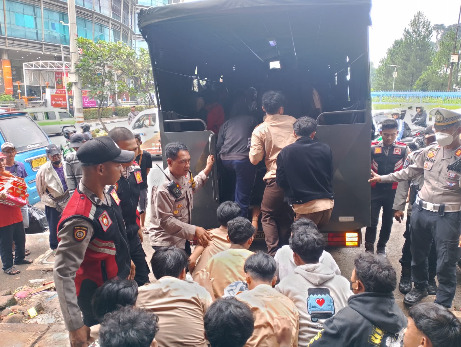 Puluhan pelajar dari Jakarta diamankan Polisi karena diduga hendak tawuran di Kota Bogor.
