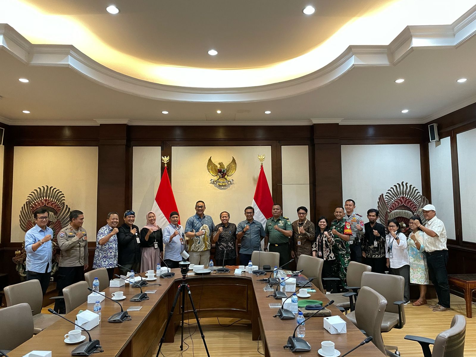 Rapat teknis persiapan pameran di Museum Balai Kirti. Kementerian Kebudayaan menyiapkan pameran kartu pos bergambar Bogor Tempo Dulu.