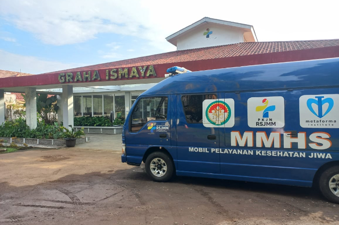 Mobil layanan Home Care di RS Marzoeki Mahdi akan melayani pasien lansia hingga ke rumahnya.