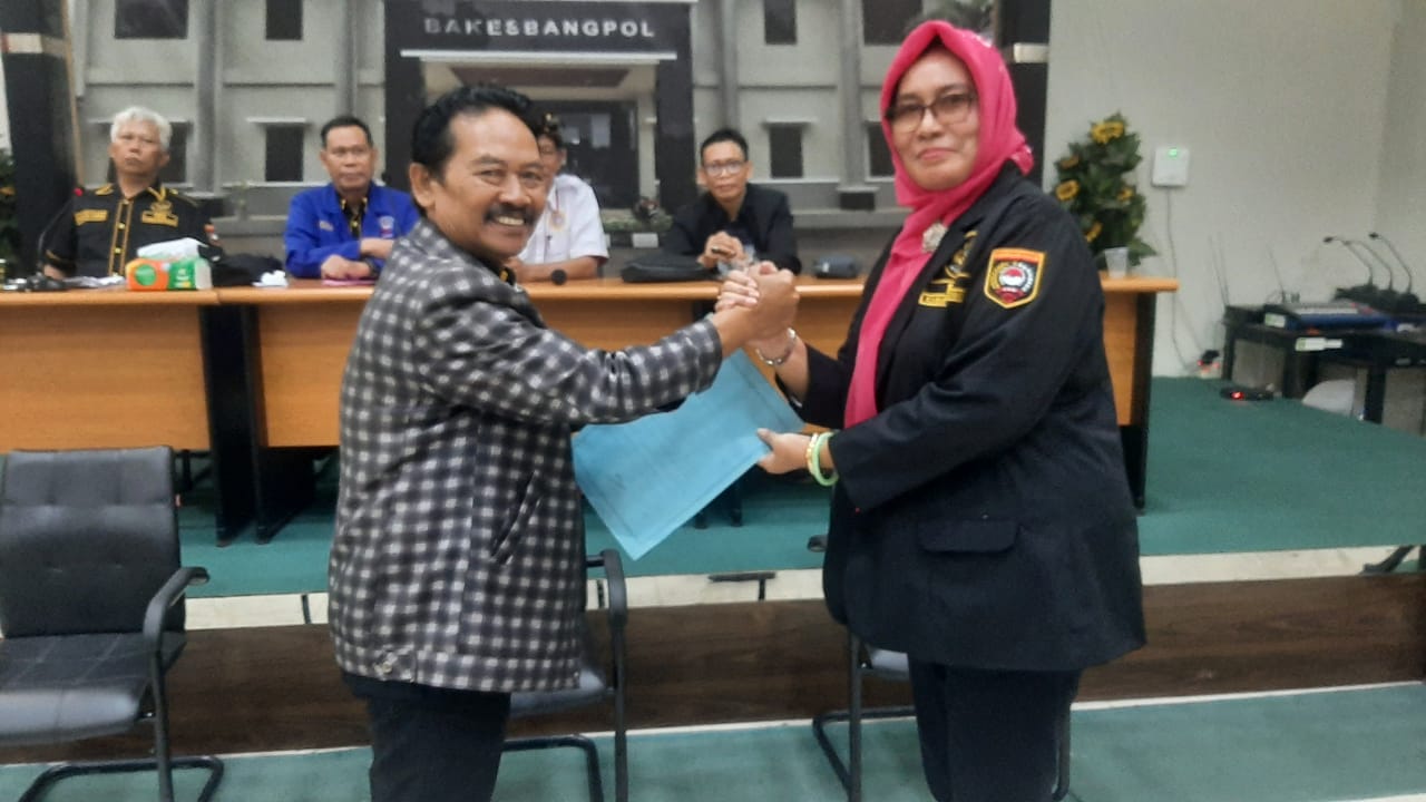 SERTIJAB: Mantan Ketua FPK Kabupaten Bogor TB Enung Sutisna menyerahkan tongkat estafet kepemimpinan kepada Tri Subiati usai musyawarah yang berlansung di Aula Kesbangpol Kab Bogor kamis (27/2/2025).