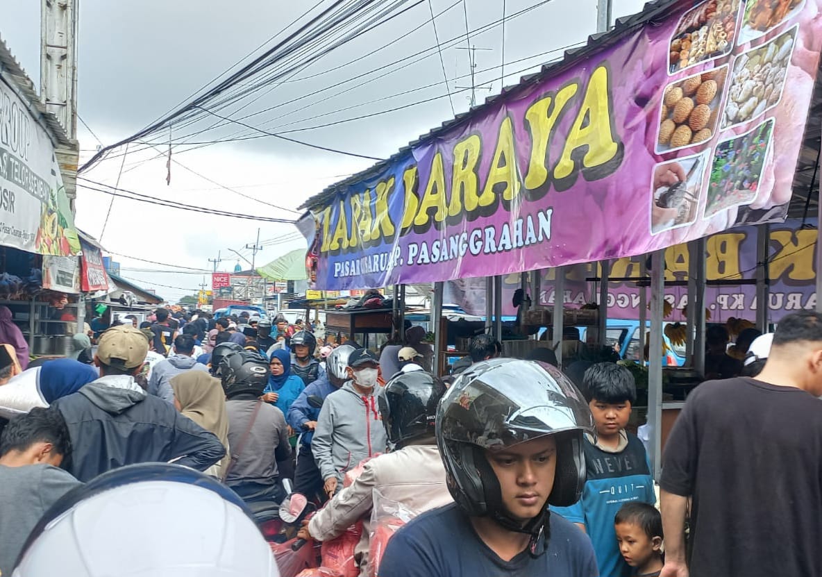 Pasar Cisarua Bogor padat jelang Ramadhan.