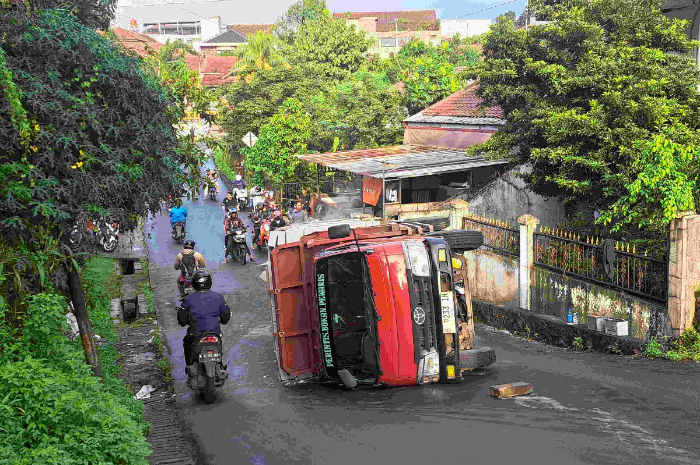Kondisi truk terguling di Tanah Baru, Kecamatan Tanah Baru, Kota Bogor, Jumat (28/2/2025).
