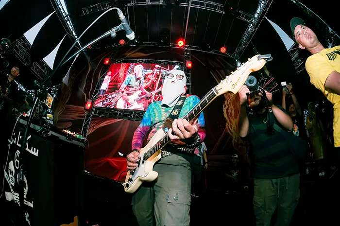 Gitaris Sukatani Band Alectroguy.