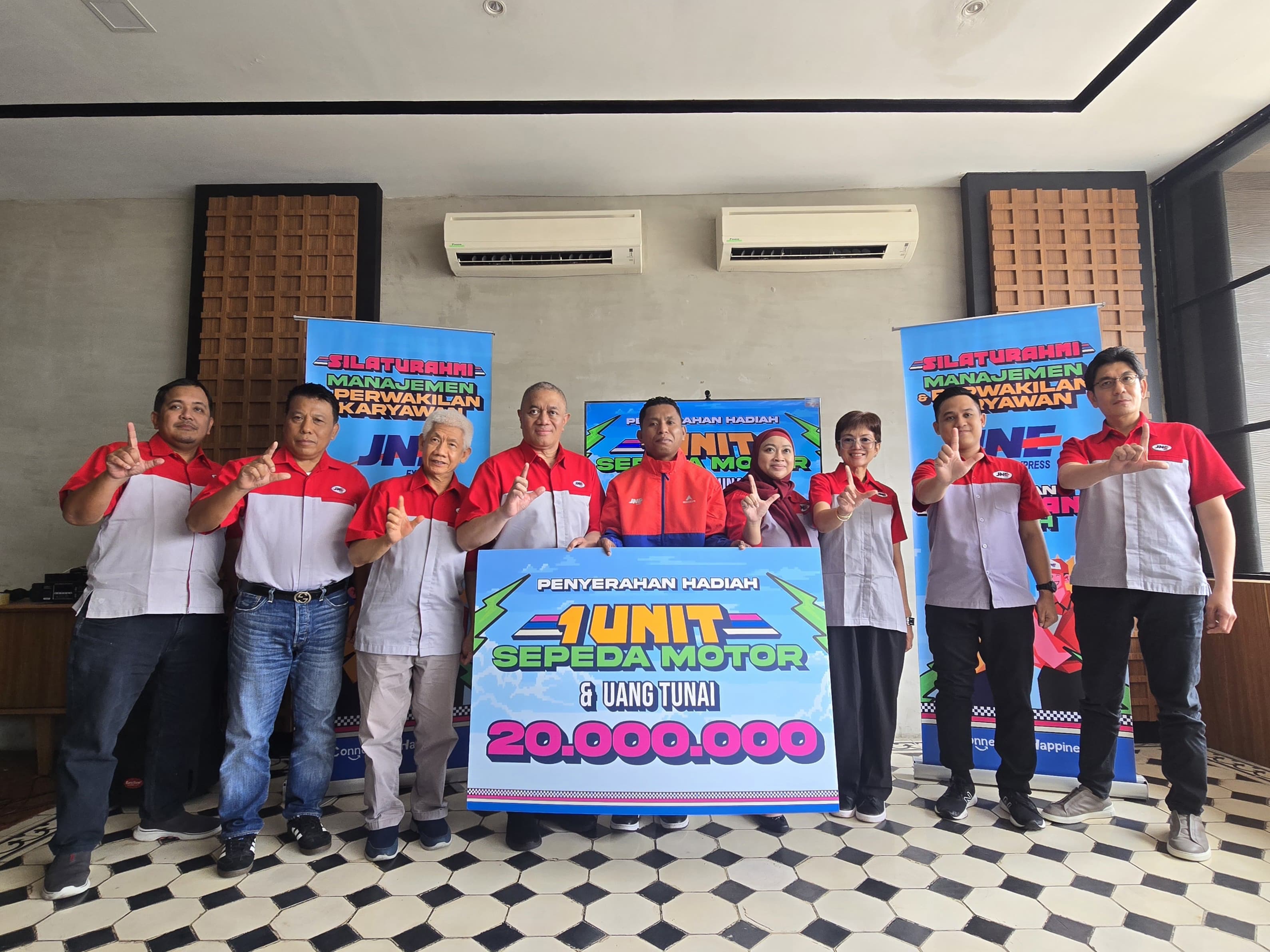 Penyambutan Sirilus Siko kuri JNE Surabaya yang juga Atlet Tim Nasional Amputasi Indonesia