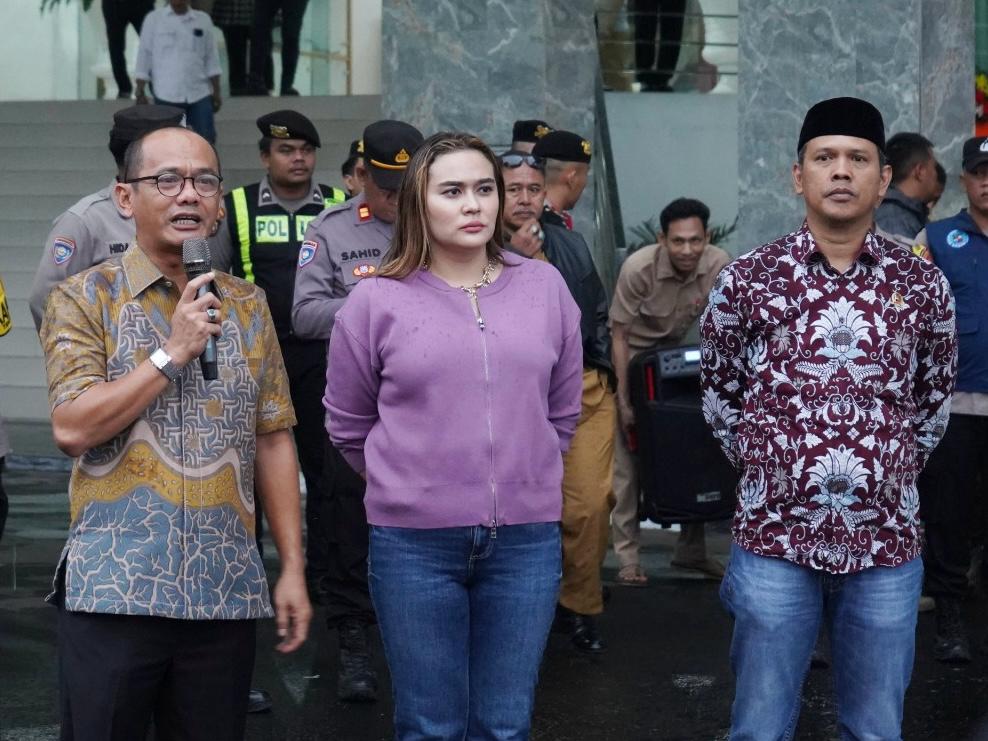 Anggota DPRD Kota Bogor Karina Soerbakti saat menerima aksi unjuk rasa mahasiswa.