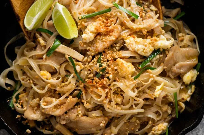 Menu Pad Thai atau kwetiau goreng khas Thailand