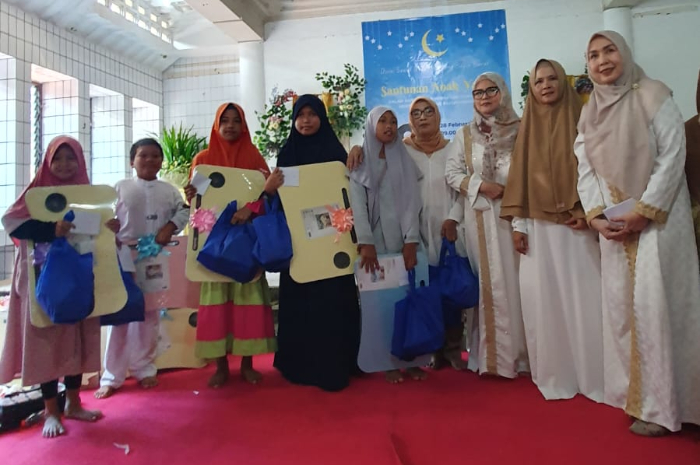 Iwapi Ranting Bogor Barat saat memberikan santunan kepada anak yatim.