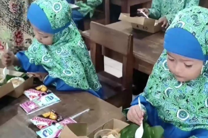 Makan bergizi gratis atau MBG tetap berjalan selama ramadhan sedangkan paket bisa dibawa ke rumah.