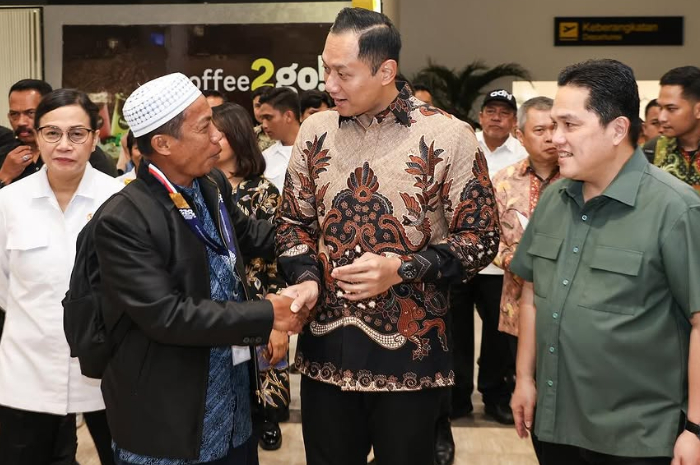 Menteri Koordinator Infrastruktur dan Pembangunan Kewilayahan, Agus Harimurti Yudhoyono (AHY) beridlog dengan penumpang di Bandara Soekarno-Hatta.