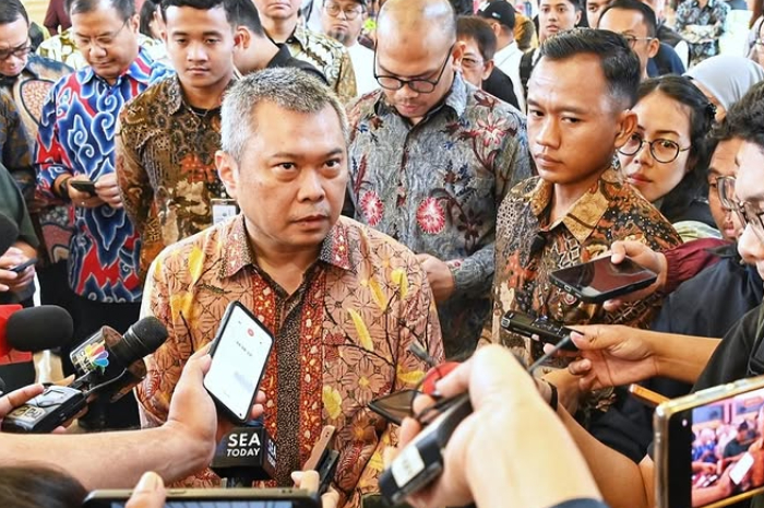 Menteri Perhubungan, Dudy Purwagandhi saat memberikan keterangan kepada wartawan di Bandara Soekarno Hatta.