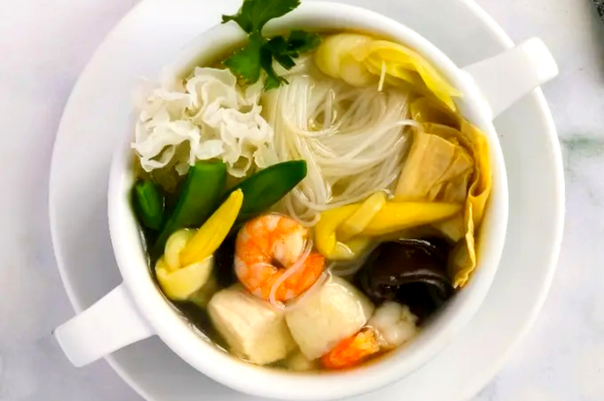 Tampilan Sup Kimlo Sedap Malam, cocok jadi ide masakan untuk buka puasa.