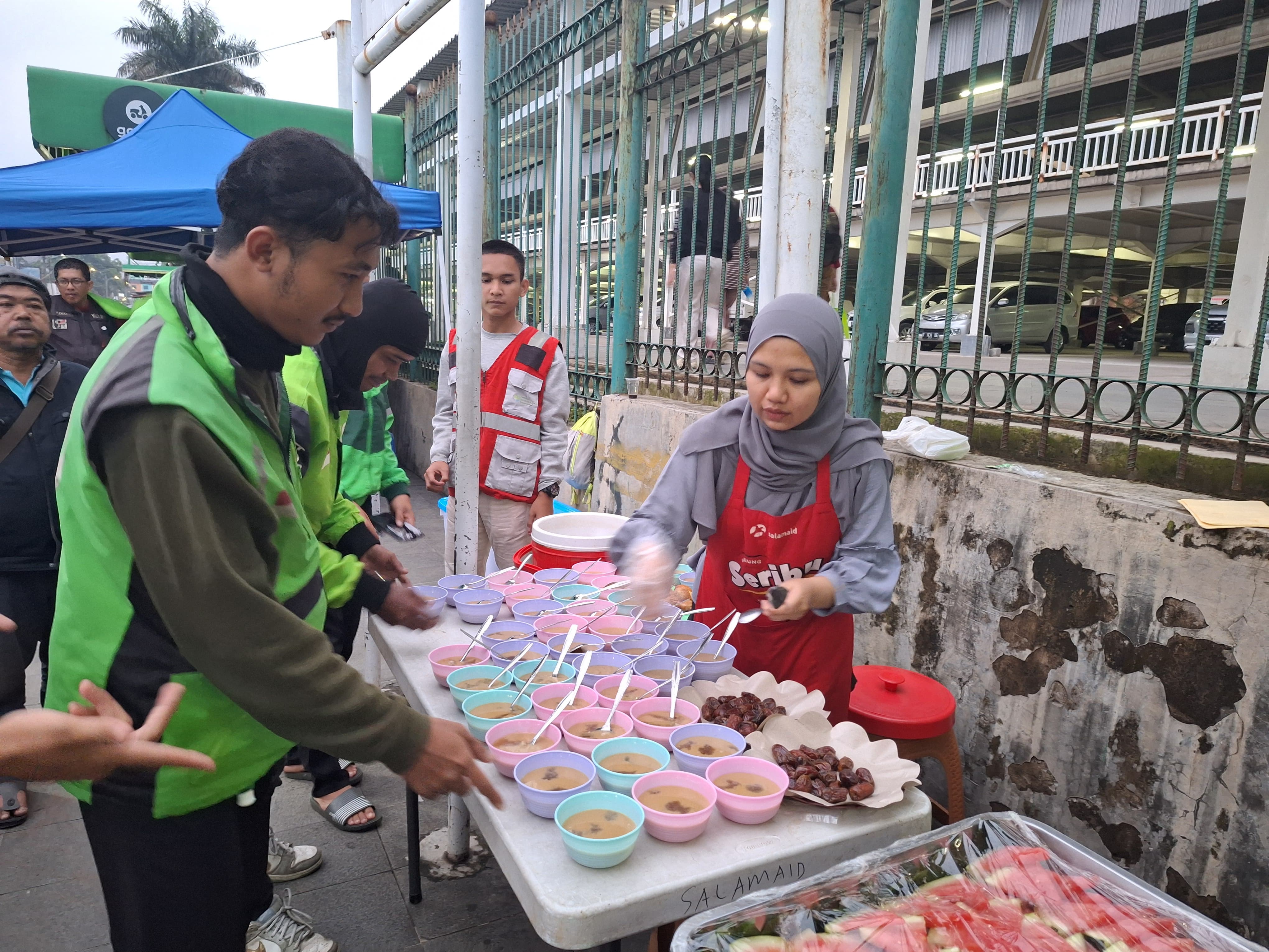 Program Warung Seribu Cinta dari SalamAid di Stasiun Bogor.