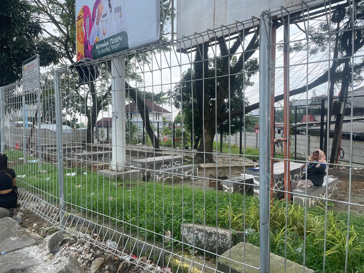 Kondisi taman yang ditutup di Simpang Ciawi. Pemkab Bogor diminta melakukan penataan Simpang Ciawi.