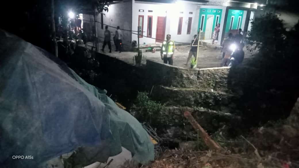 Kondisi truk molen yang terguling di Leuwisadeng Bogor.