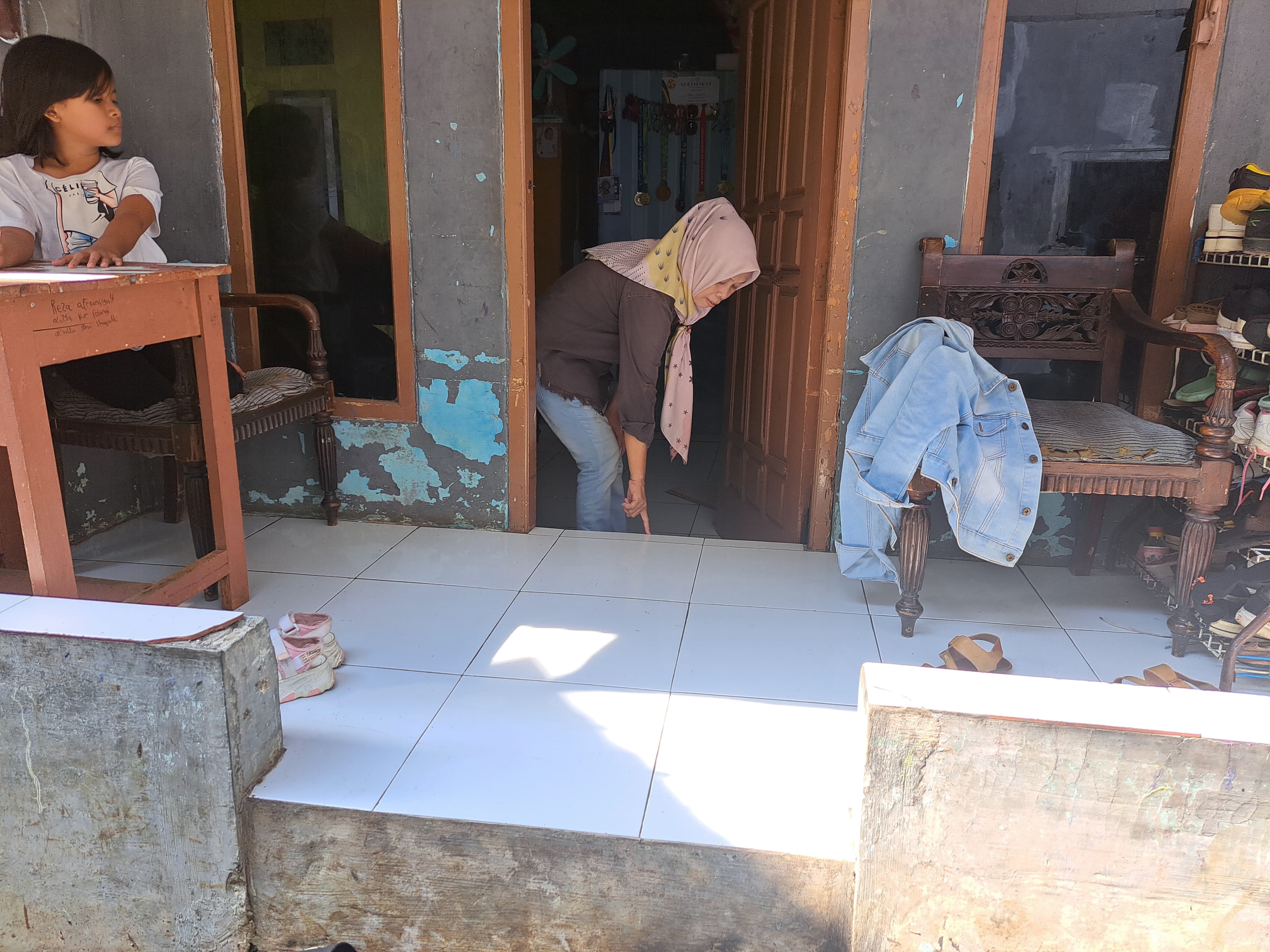 Warga Kampung Keramat, Tanah Baru,  Bogor Utara yang menjadi korban langganan banjir.