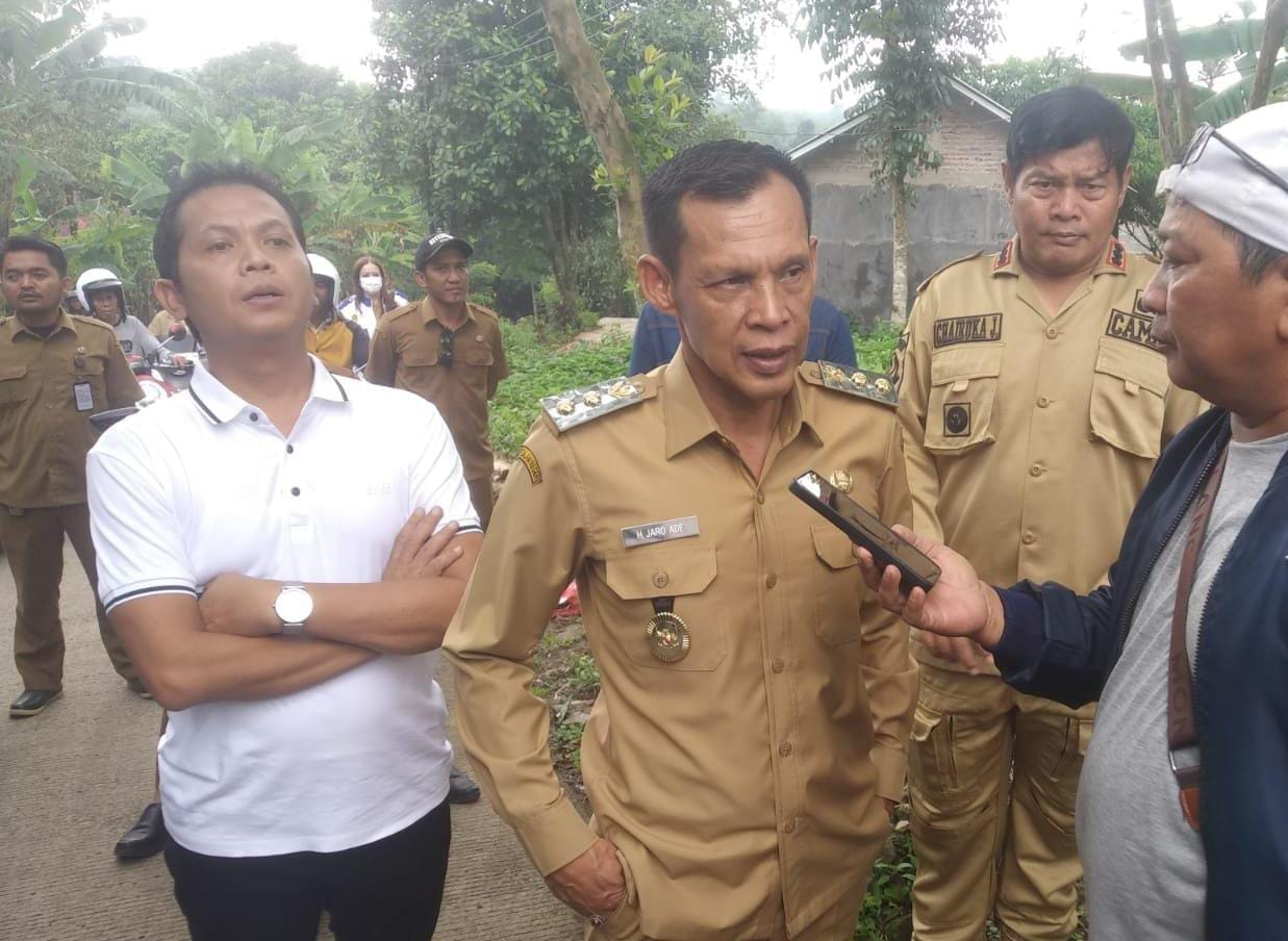Wabup Bogor Jaro Ade saat meninjau lokasi banjir di Desa Kabasiran Parung Panjang Kabupaten Bogor.