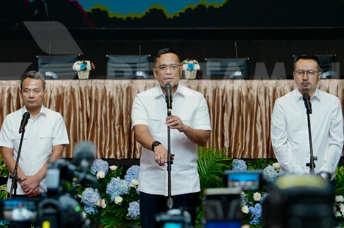 Direktur Utama (Dirut) PT Pertamina (Persero) Simon Aloysius Mantiri (tengah) dalam konferensi pers, Senin (3/3/2025).