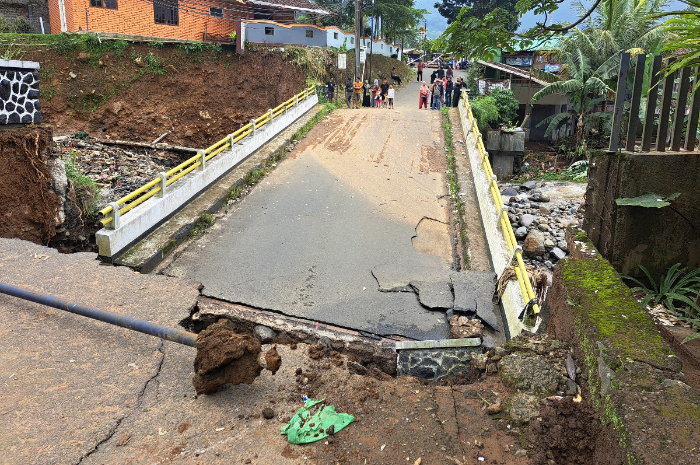 Kondisi Jembatan Hankam Jogjogan Cisarua Bogor yang ambruk diterjang banjir.