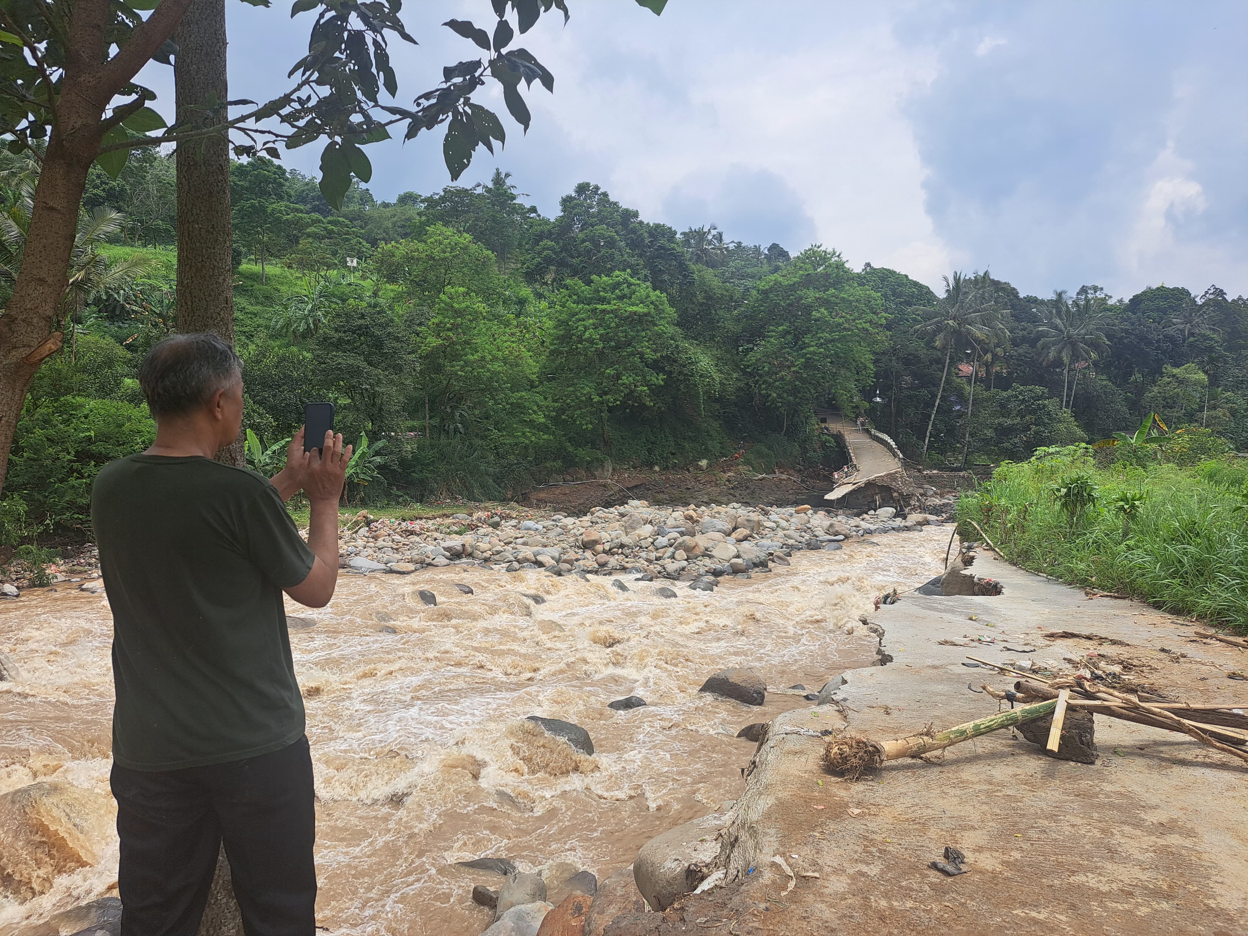 Kondisi terkini Jembatan Cijulang, Cipayung Girang, Megamendung yang putus tersapu banjir pada Minggu (2/3/2025).