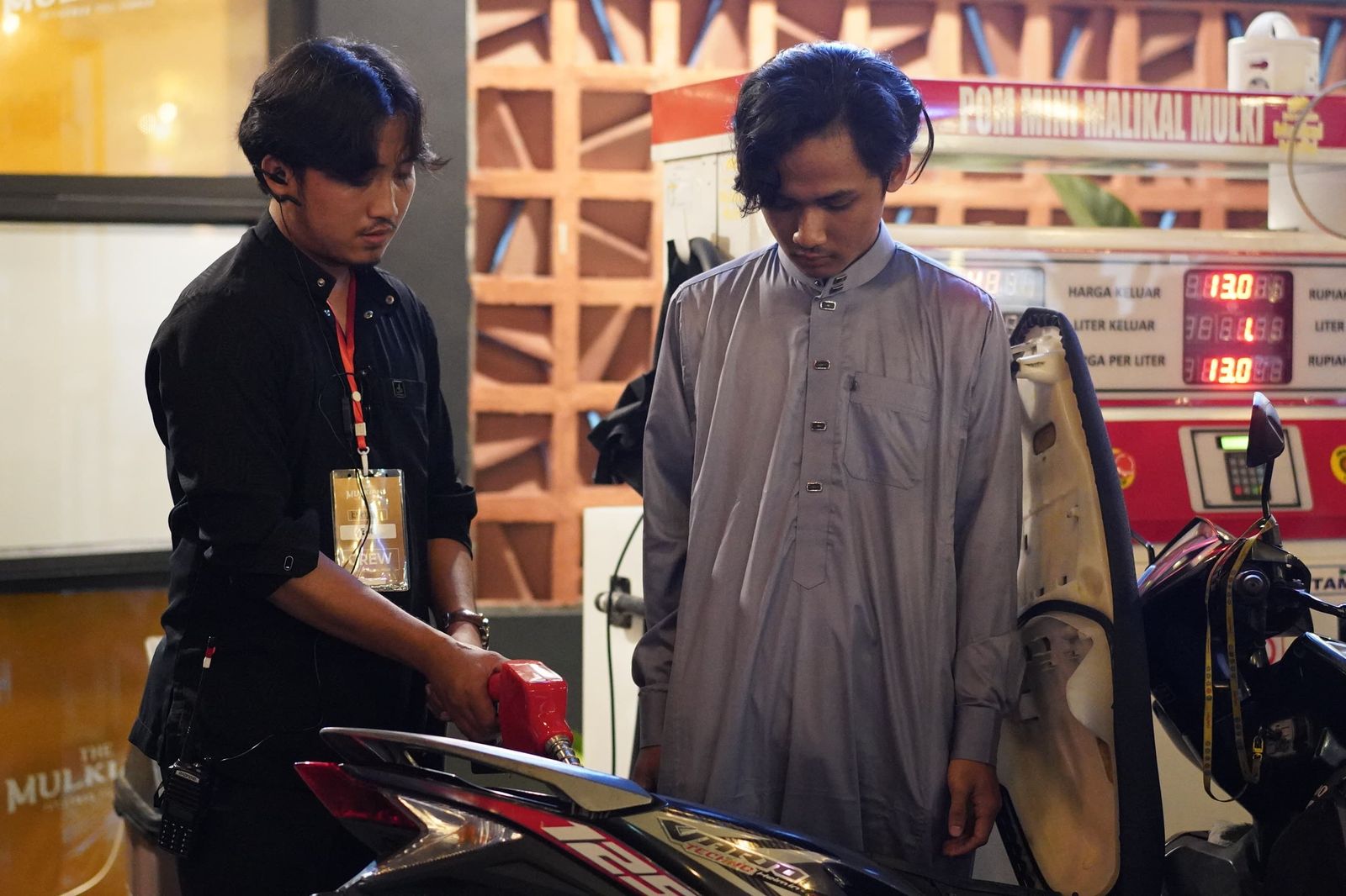 Momen saat jemaah tengah mengisi bensin gratis di Masjid Malikal Mulki Bogor.