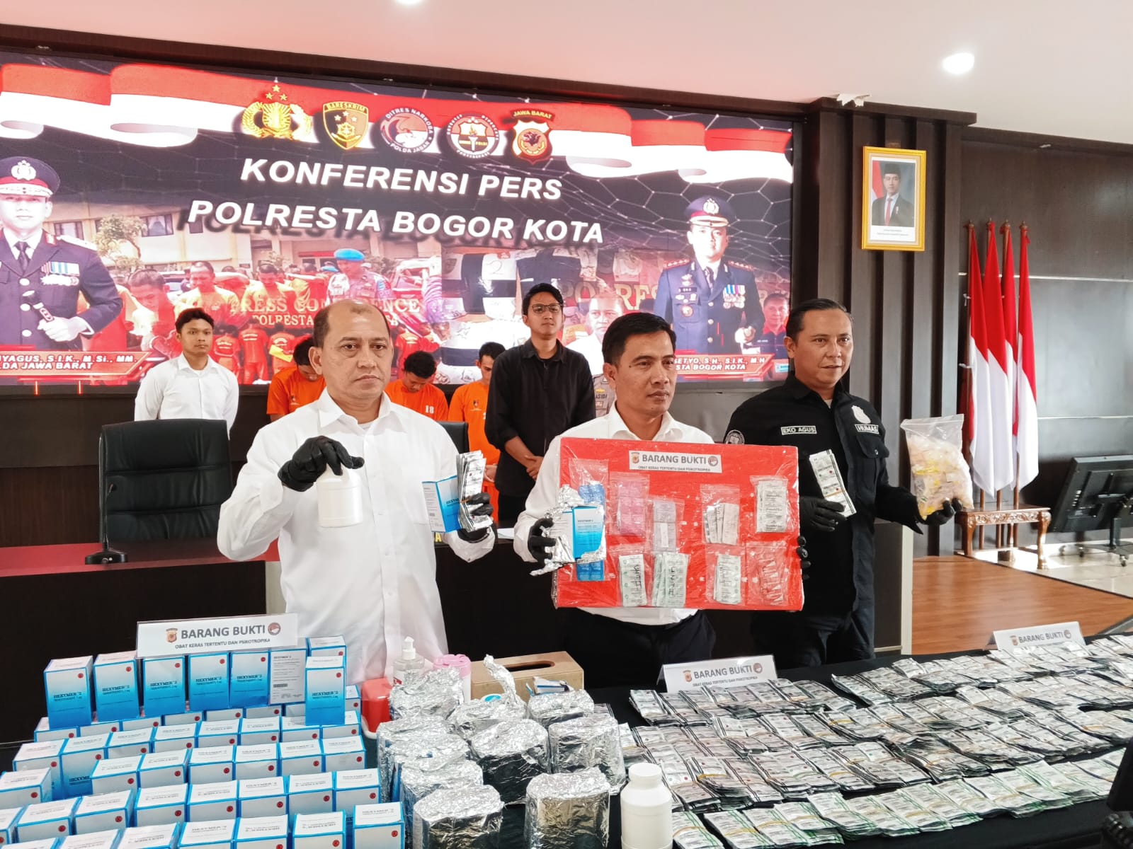 Konferensi pers Polresta Bogor Kota terkait kasus peredaran obat terlarang.