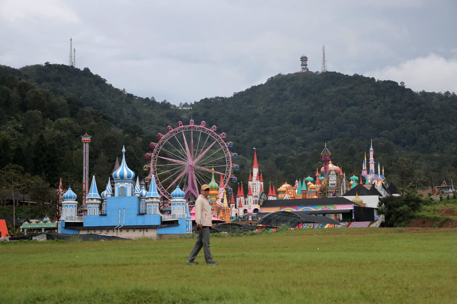 Kawasan wisata Hybisc Puncak, Cisarua terletak ditengah perkebunan Teh sehingga mengganggu daya serap air ketika hujan turun. Senin (3/3/2025).