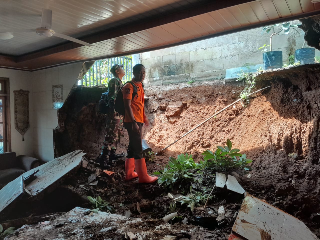 Tanah longsor menimpa rumah warga di Kampung Ciapus, Desa Sukamakmur, Ciomas hingga jebol selebar 4 meter.