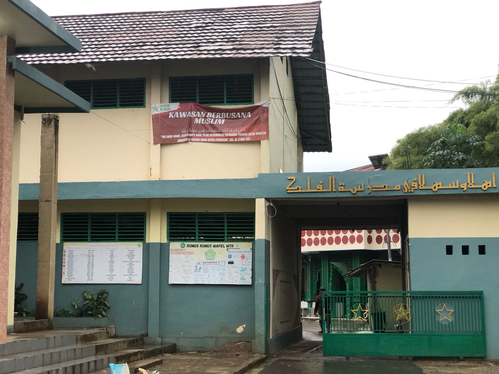 Tampak depan Ponpes Al Falak Pagentongan Bogor
