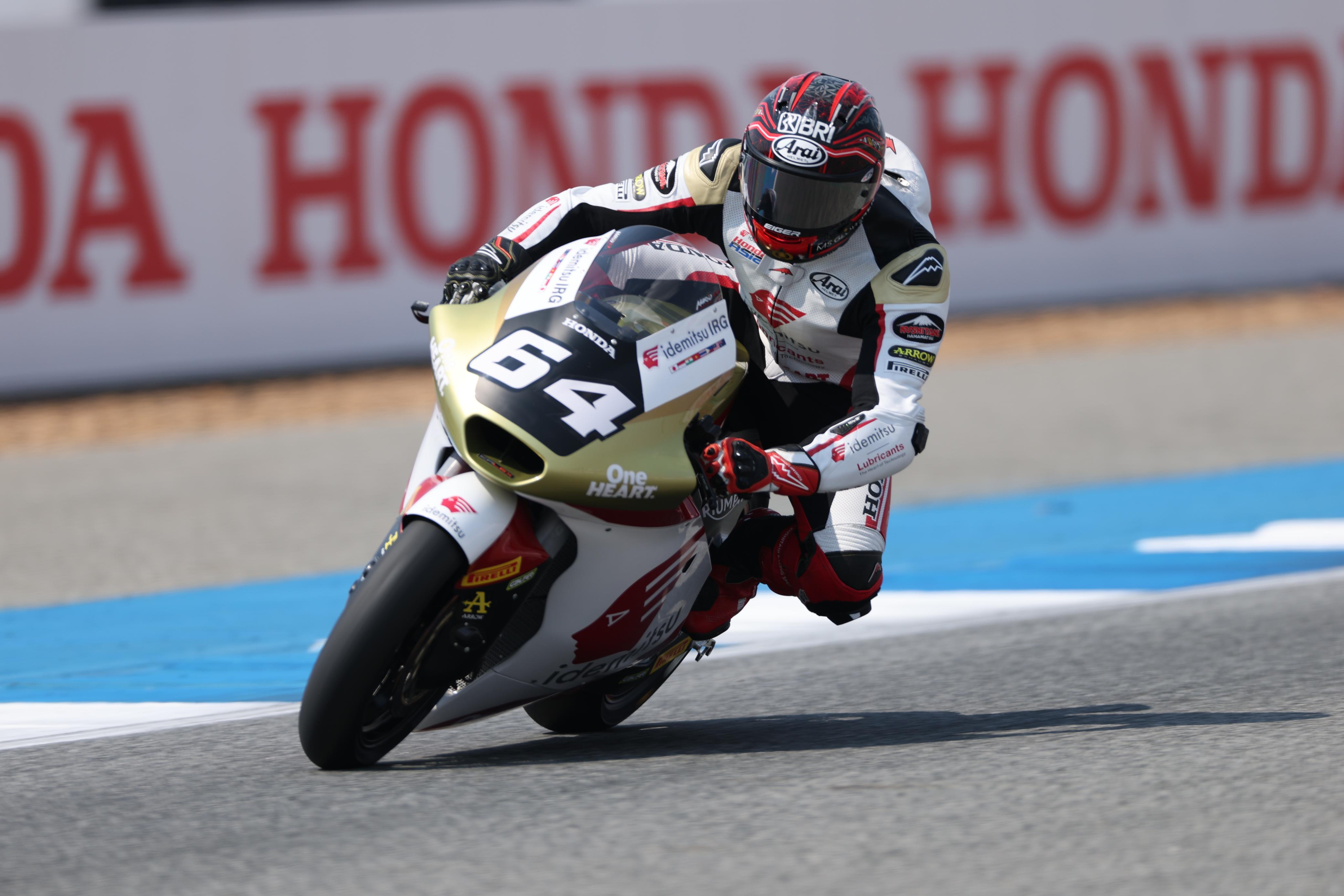 Pembalap muda Indonesia Mario Aji saat tampil pada balapan Moto2 di Thailand.