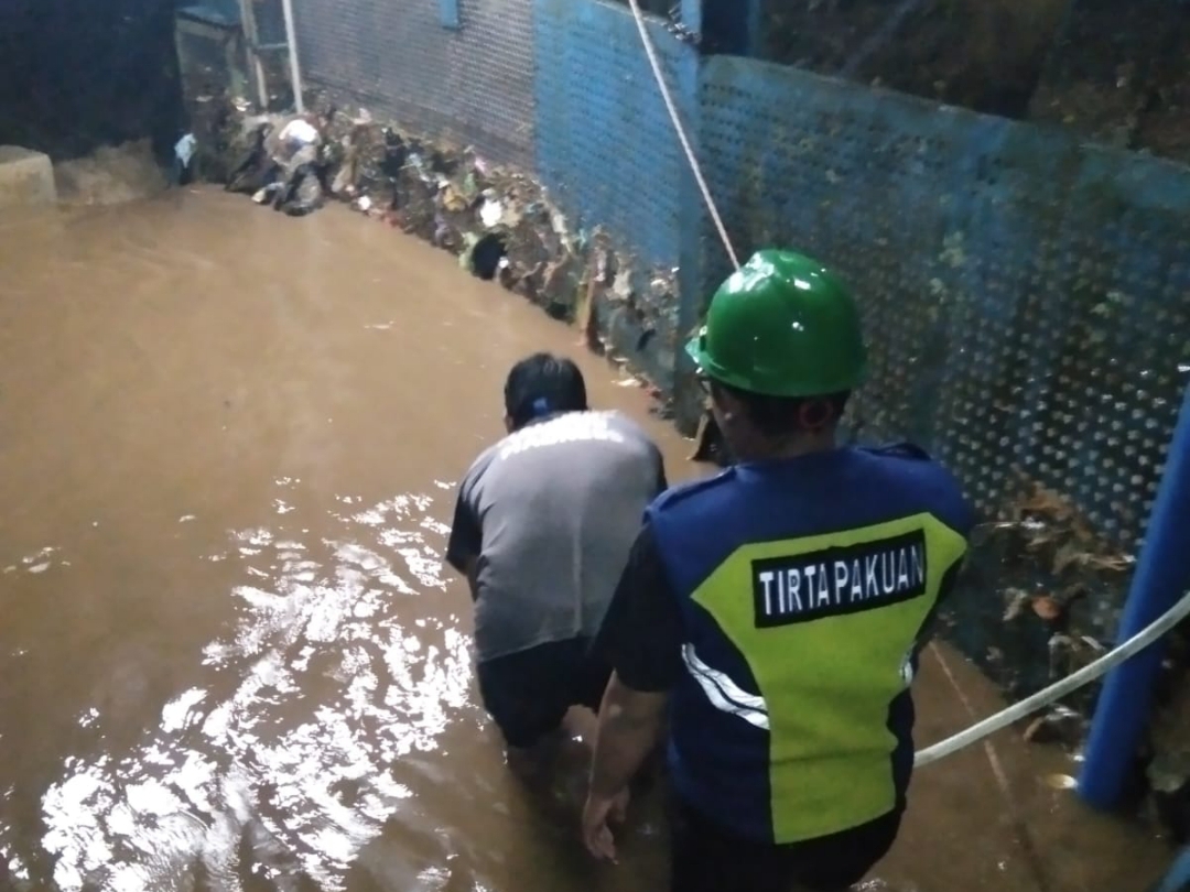Petugas Perumda Tirta Pakuan membersihkan tempat pengelolaan air di IPA Katulampa yang terdampak hujan deras.