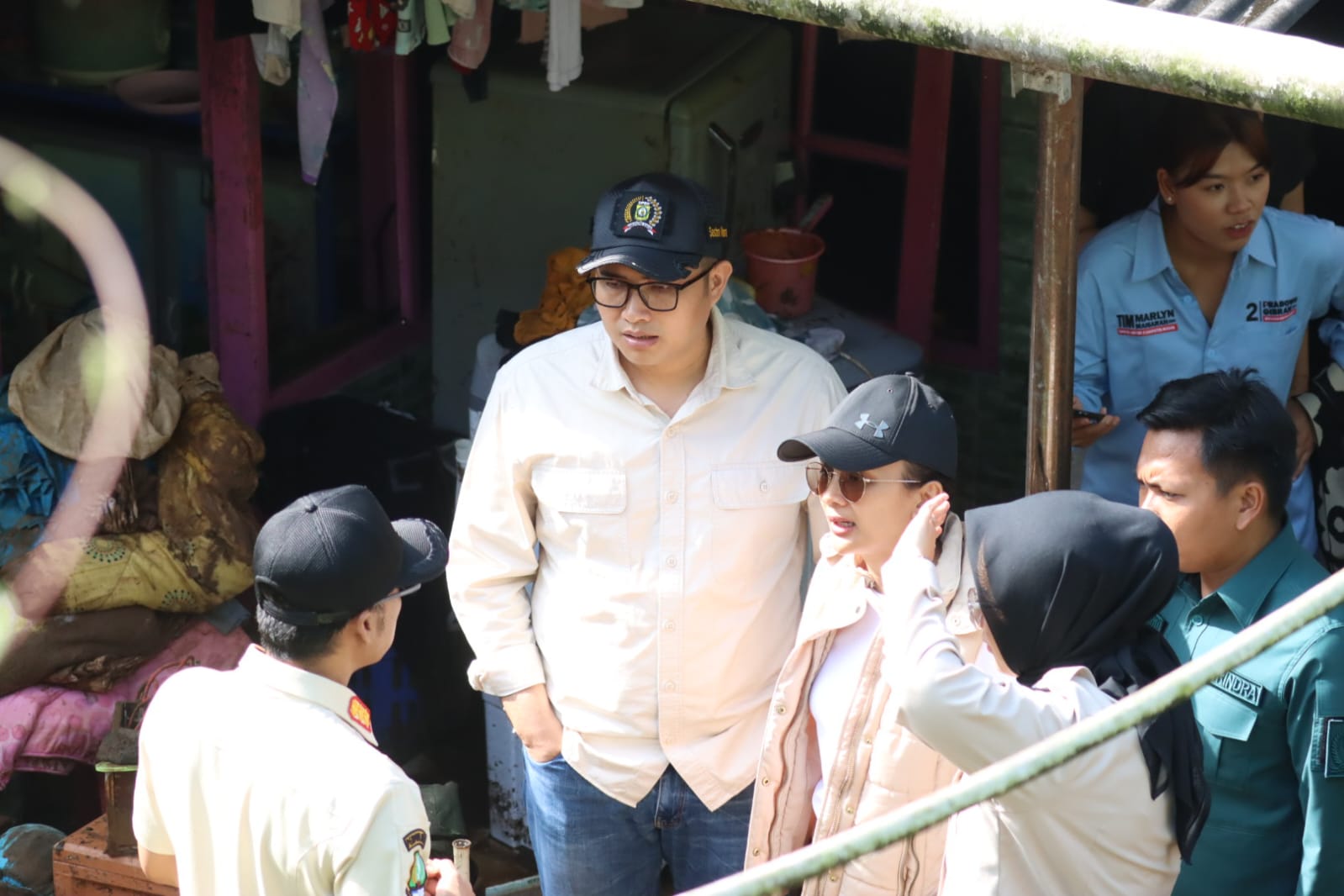 Ketua DPRD Kabupaten Bogor Sastra Winara saat meninjau Jembatan Hankam yang putus di Cisarua Bogor.