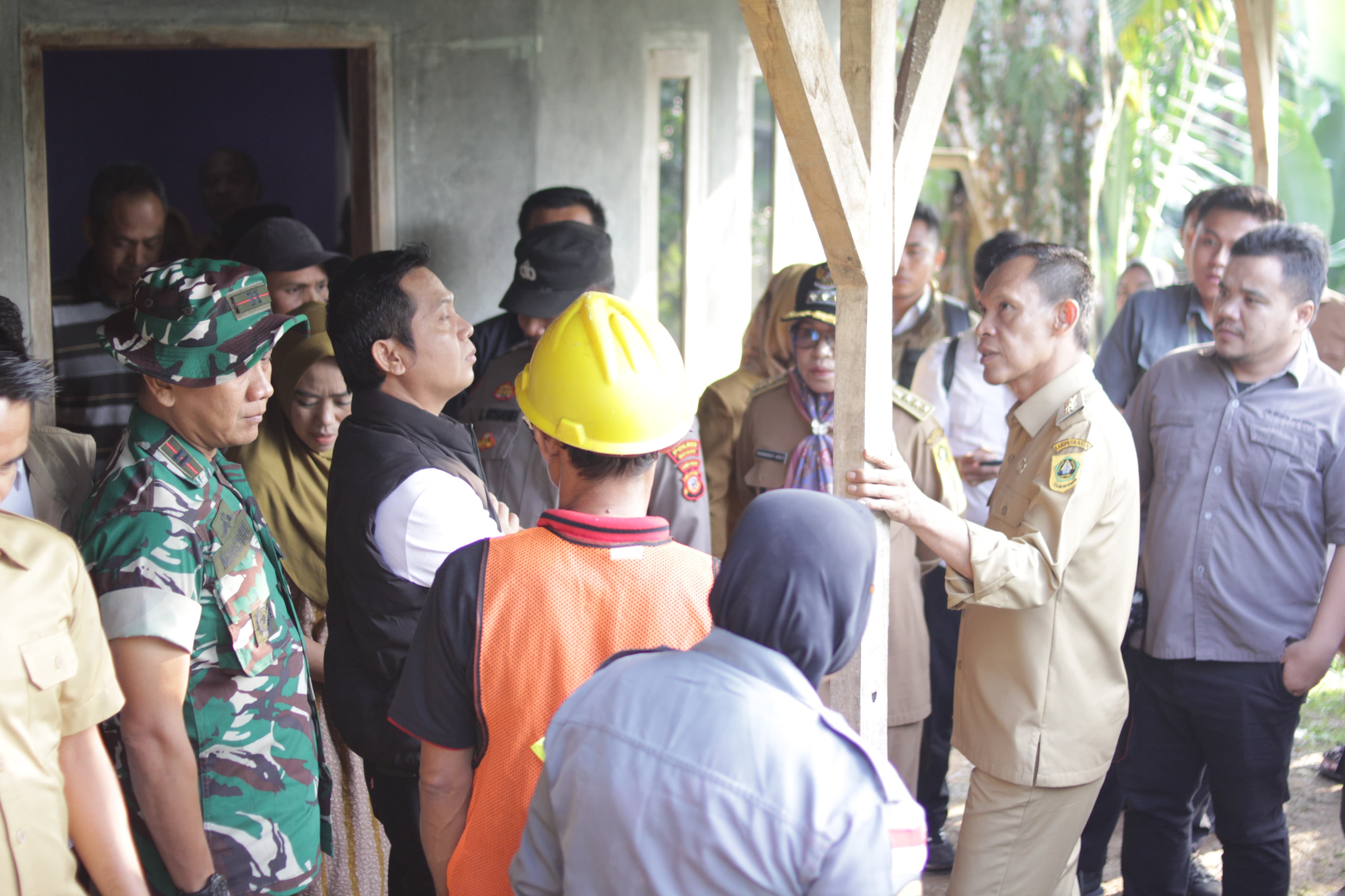 Wakil Bupati Bogor Jaro Ade saat meninjau lokasi rumah terdampak longsor di Sukajaya.