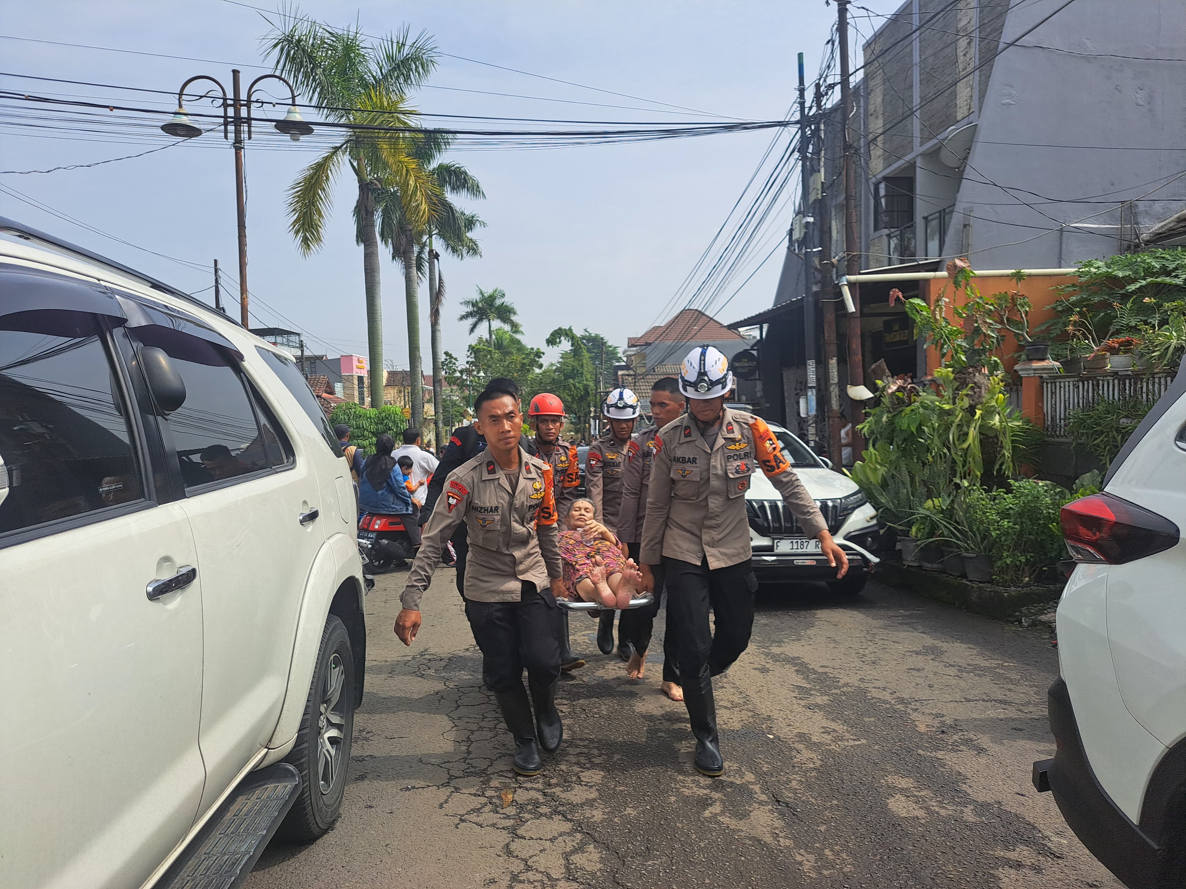 Proses evakuasi warga yang terjebak banjir di Vila Nusa Indah 2, Bojongkulur, Kecamatan Gunung Putri Selasa (4/2/2025).