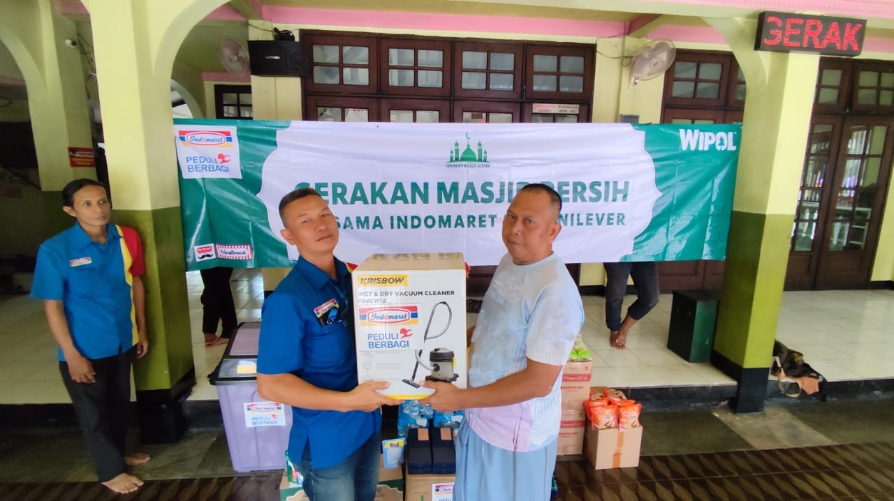 Gerakan Masjid Bersih oleh Indomaret dan Unilever Indonesia di Masjid Al Barokah Cibinong.