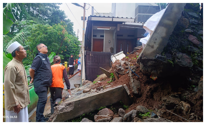 Wakil Ketua DPRD  Kota Bogor Dadang Danubarata saat meninjau longsor di Kampung Parung Jambu RT 02/10, Kelurahan Empang, Kecamatan Bogor Selatan.