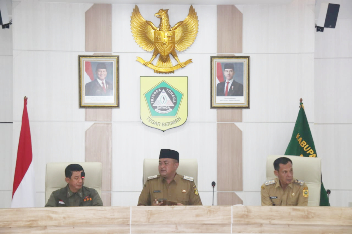 Bupati Bogor Rudy Susmanto saat mengadakan pertemuan dengan Kepala BNPB di Ruang Rapat Bupati Bogor Senin (3/3/2025)
