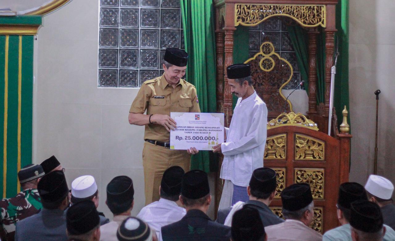Wali Kota Bogor, Dedie A. Rachim, salat tarawih keliling (tarling) di Masjid Al Barokah, Babakan Lebak bersama jajaran Forum Koordinasi Pimpinan Daerah (Forkopimda).