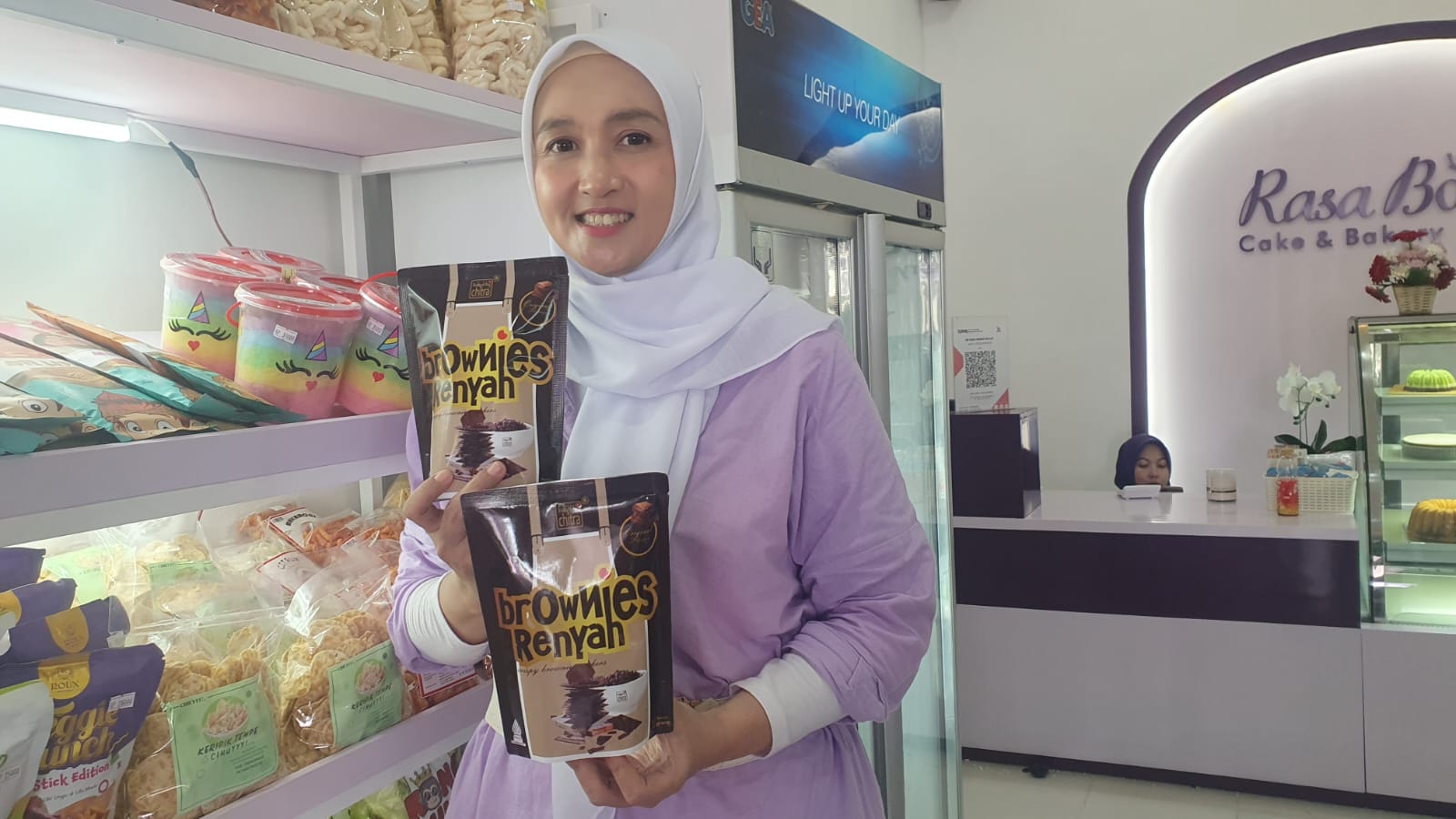 Produk Brownies Renyah Chitra menyajikan kue cokelat panggang yang crunchy dengan bentuk kepingan mirip keripik kentang.