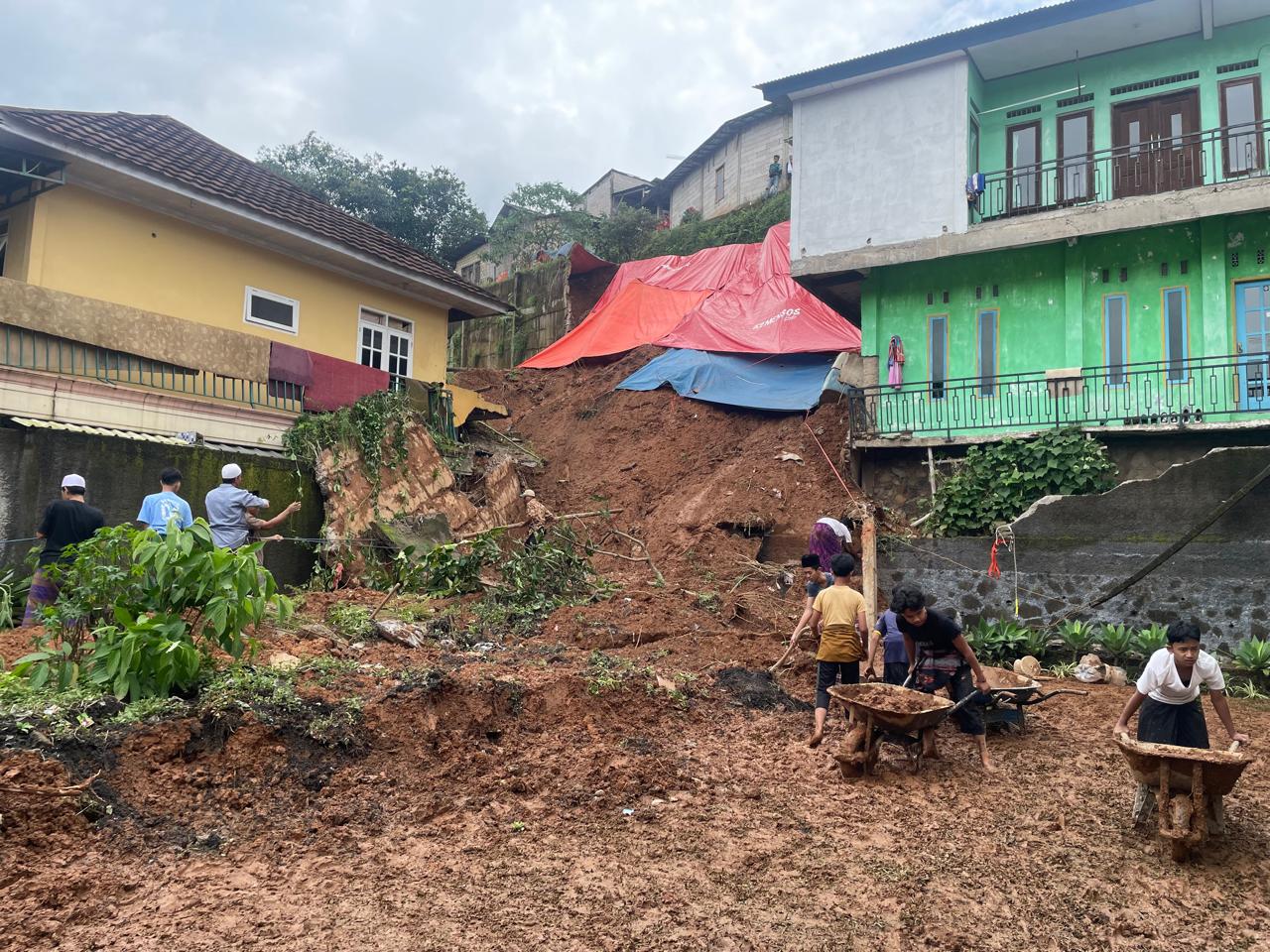 Longsor di Kampung Legok Sosro, Desa Tugu Selatan, Cisarua. Anak-anak berusia 8 tahun nyaris kehilangan nyawa akibat tertimpa longsoran tersebut.