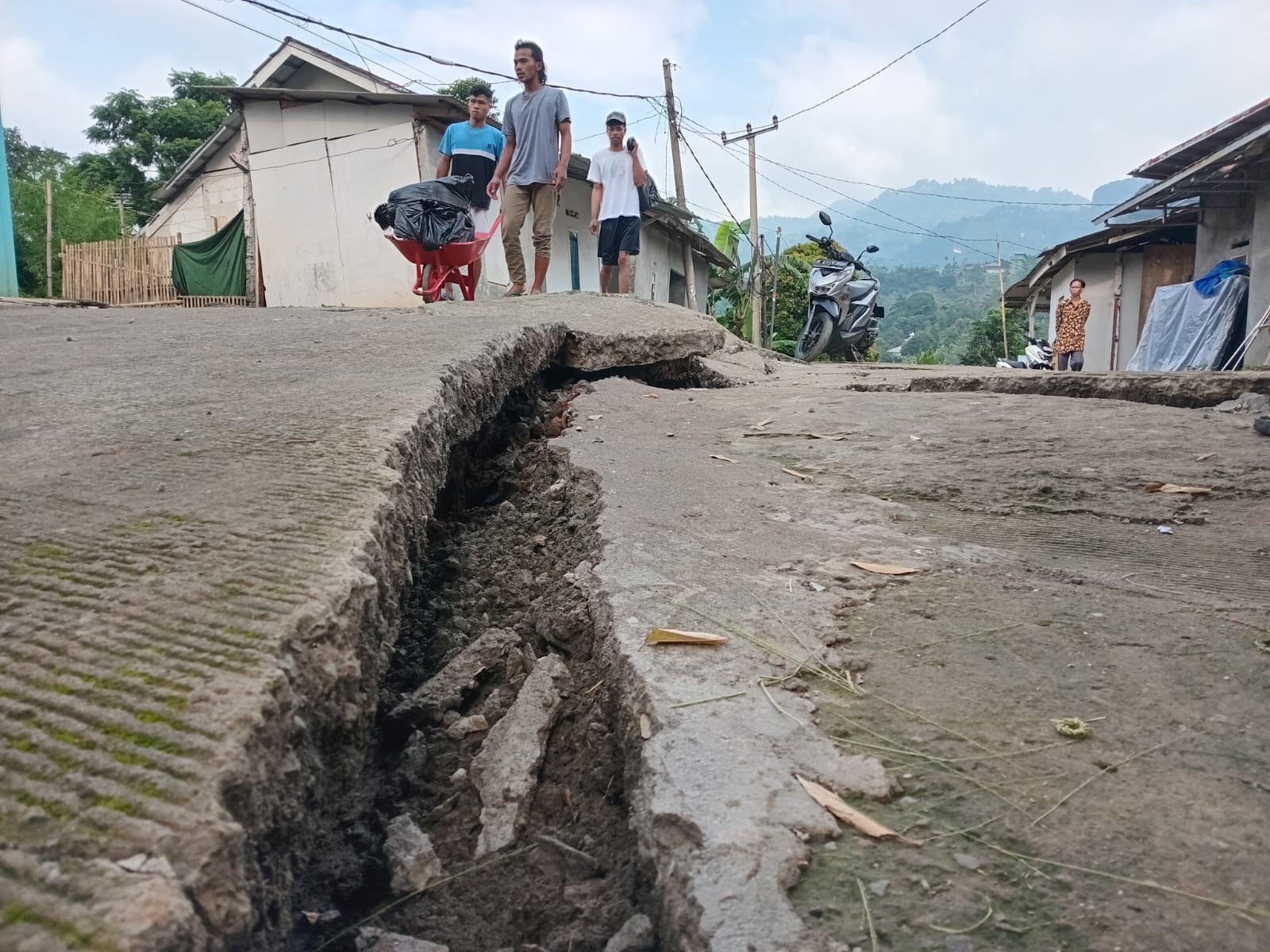 Pergerakan tanah di Bojong Koneng, Kabupaten Bogor.