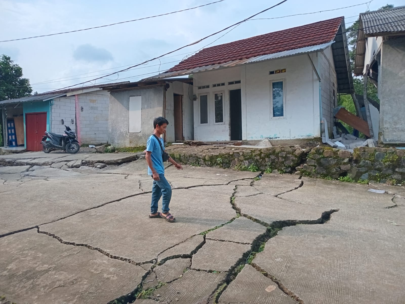 Pergerakan tanah di Bojong Koneng, Kabupaten Bogor, dekat kediaman Presiden Prabowo Subianto.