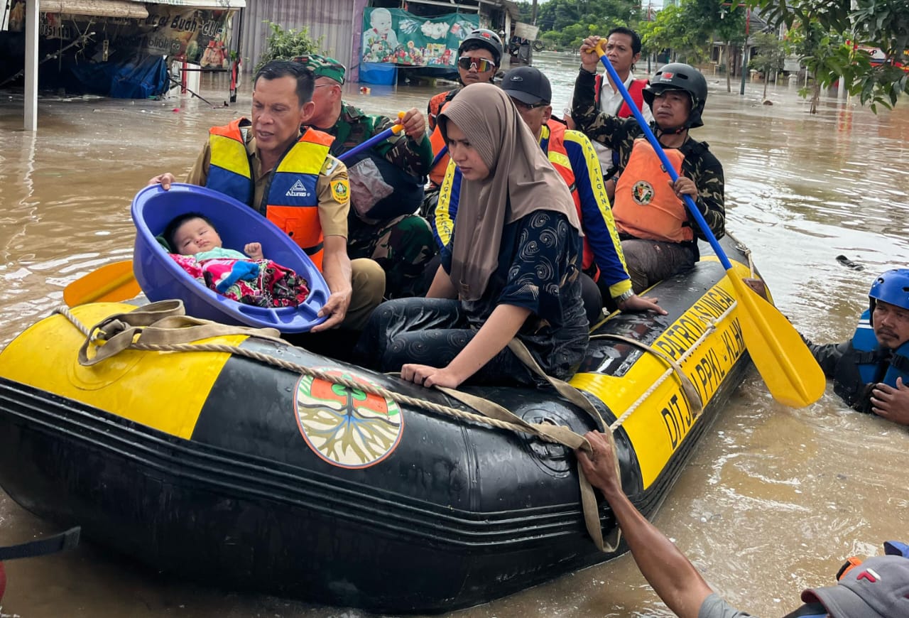 Wakil Bupati Bogor Jaro Ade evakuasi warga di Villa Nusa Indah, Bojong Kulur, Kabupaten Bogor, Jawa Barat, Selasa (4/3/2025).