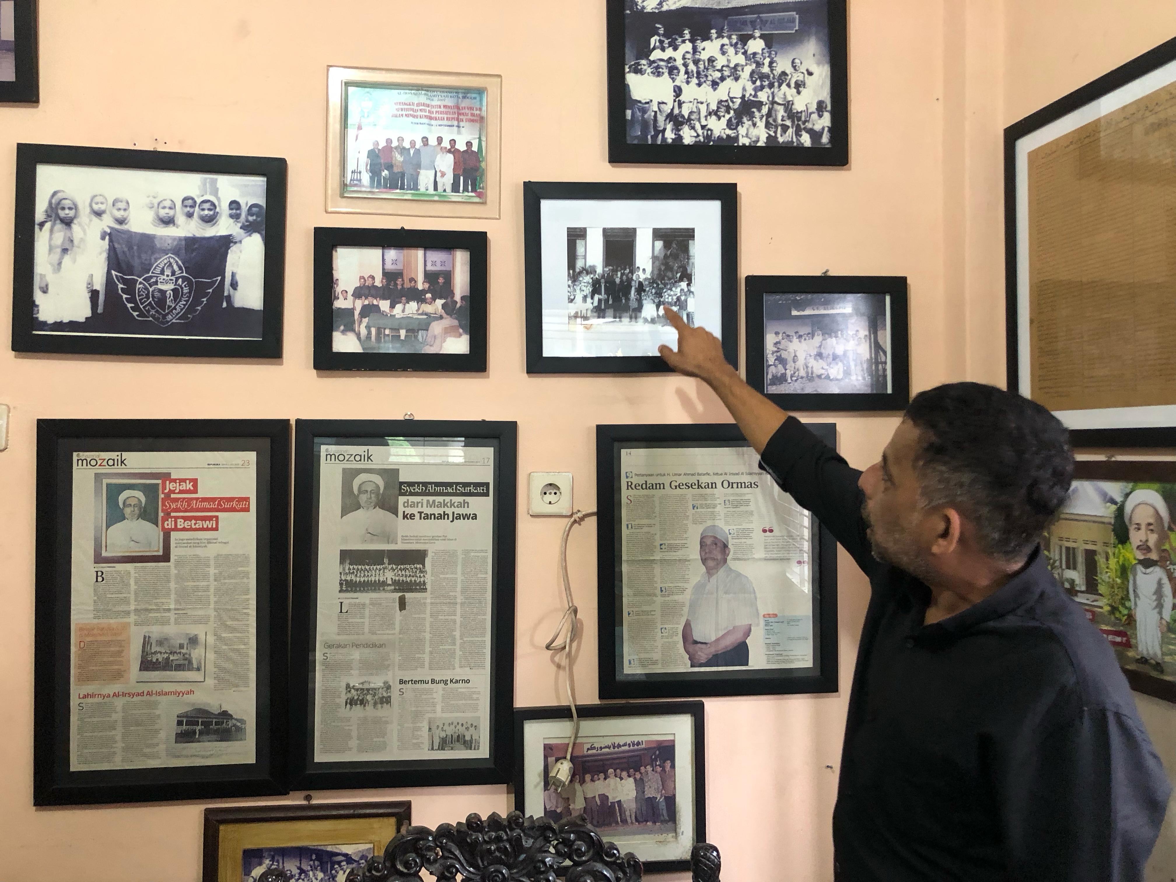 Sejarawan Empang Kota Bogor saat menunjukan perjalan orang Arab datang ke sana.