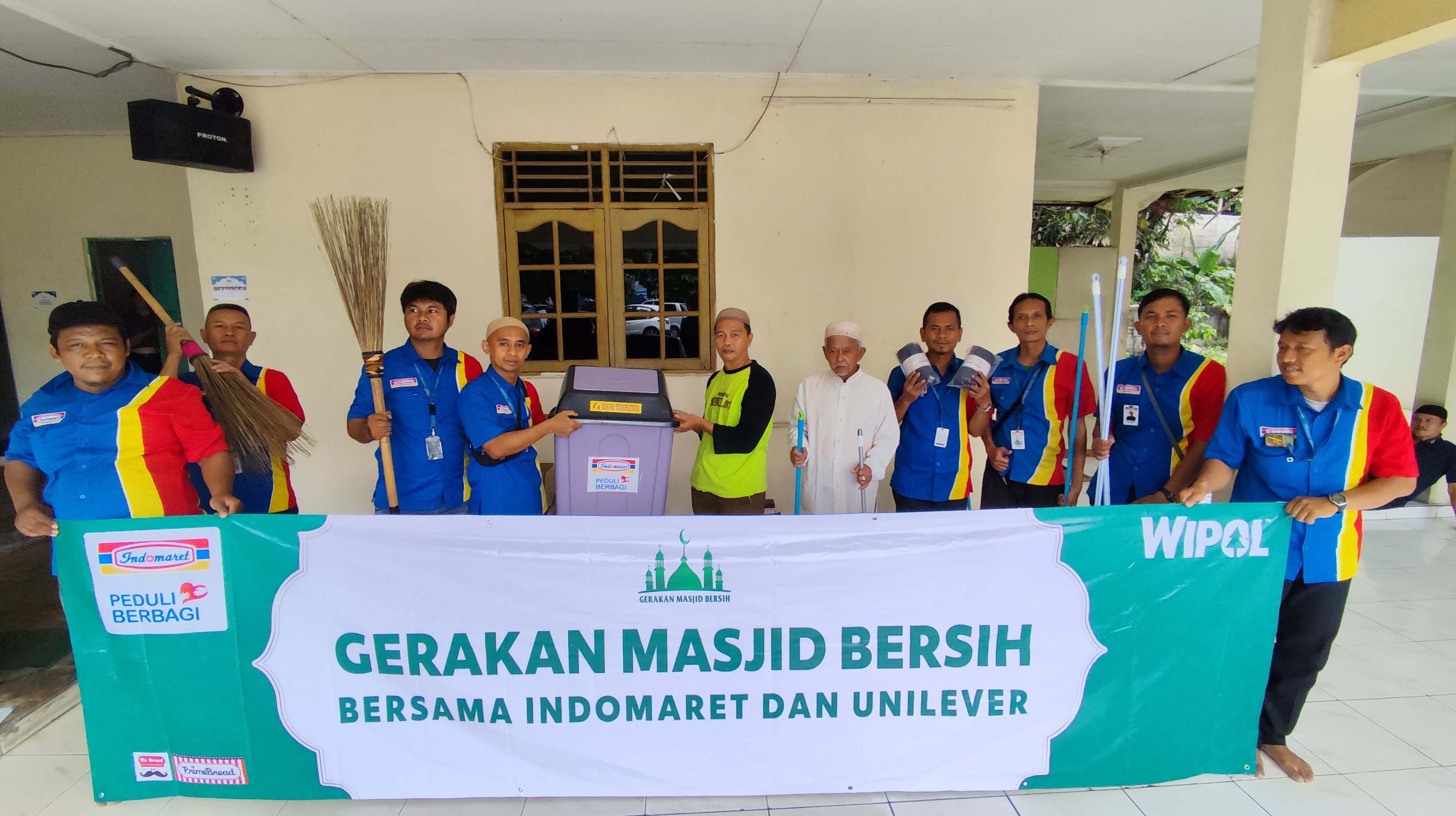Gerakan Masjid Bersih oleh Indomaret dan Unilever Indonesia di Masjid Abdurrohman Bin &lsquo;Auf Cibinong