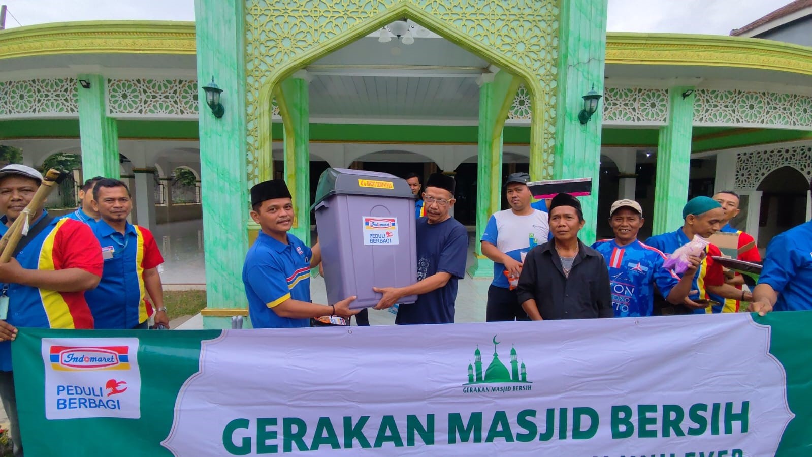 Gerakan Masjid Bersih oleh Indomaret dan Unilever Indonesia di Masjid AT Tawwab Bojonggede