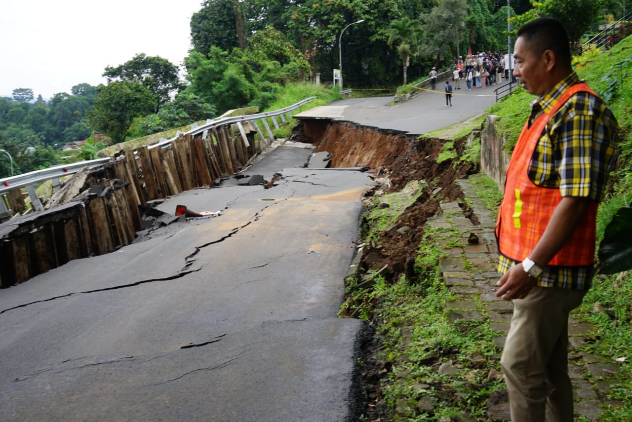 Jalan Batutulis Bogor ditutup total, kendaran tidak bisa melintas. Pemkot Bogor belum tetapkan status darurat bencana.